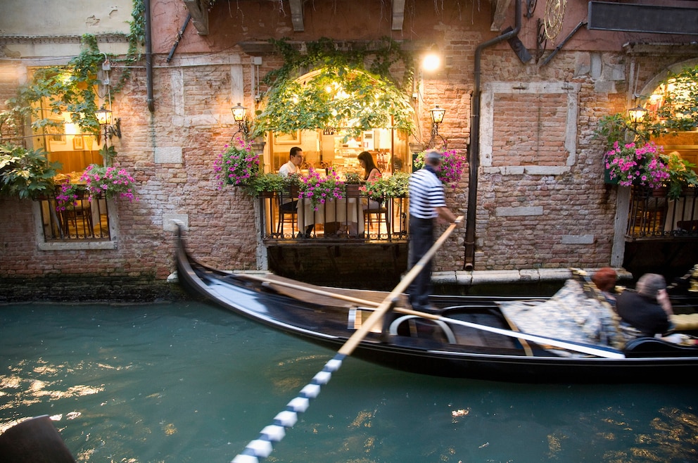 3. Venedig – die Hauptstadt der Region Venetien liegt in Norditalien und wurde auf mehr als 100 kleinen Inseln erbaut