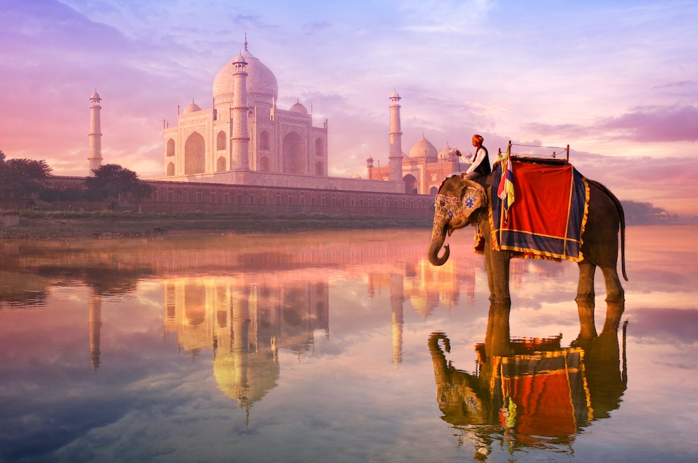 1. Taj Mahal – das 1648 fertiggestellte Mausoleum steht am Stadtrand von Agra und gehört zum UNESCO-Weltkulturerbe. Erbaut wurde es von dem trauernden Mughal-Fürsten Shah Jahan (1592 bis 1666) für seine geliebte dritte Frau, Mumtaz Mahal. (1593 bis 1631)