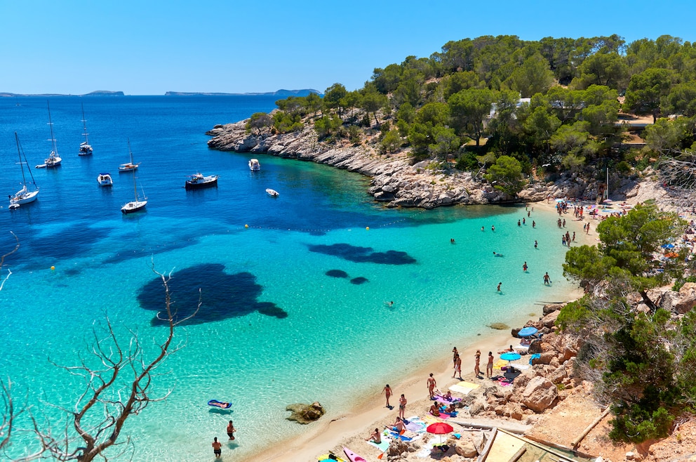 6. Die spanische Balearen-Insel Ibiza gehört ist vor allem für ihre weißen Sandstrände, ihre Buchten mit kristallklarem Wasser und ihr ausschweifendes Nachtleben bekannt