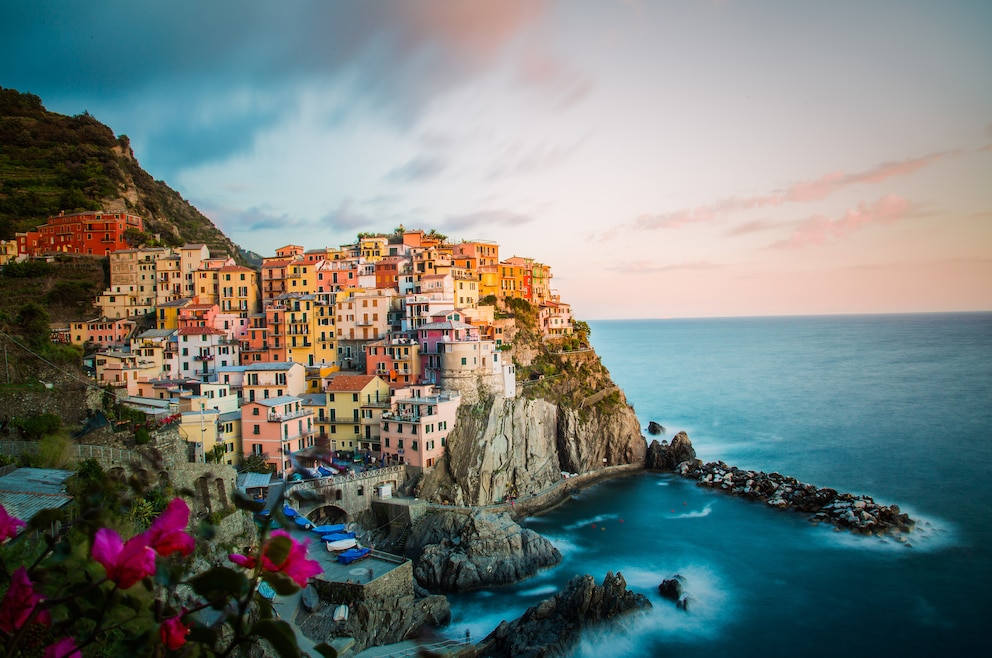 7. Cinque Terre – die jahrhundertealten Küstendörfer fünf benachbarter Gemeinden liegen an der italienischen Riviera (im Bild: Monterosso)