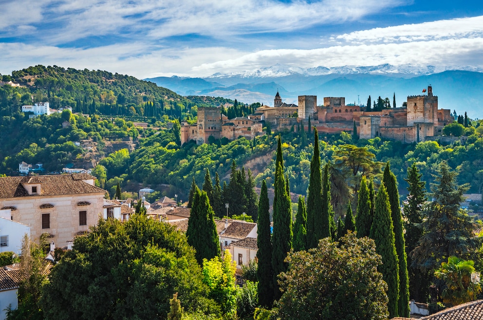 8. Granada – die andalusische Stadt ist besonders für ihre prachtvolle mittelalterliche Architektur, allen voran die Alhambra, bekannt
