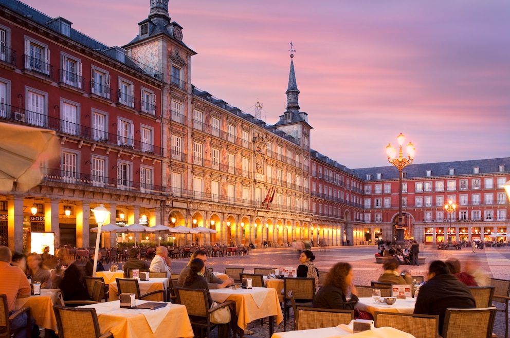 3. Der von Arkadengängen gesäumte&nbsp;Plaza Mayor in der Altstadt ist der zentrale Platz in der spanischen Hauptstadt Madrid