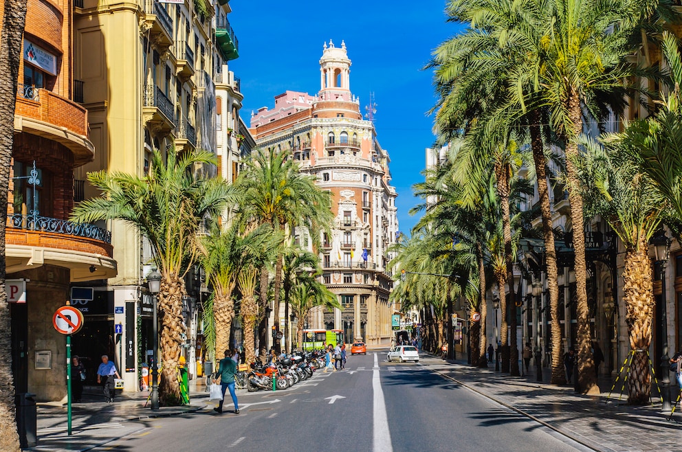 7. Die hübsche Hafenstadt Valencia an der Südostküste Spaniens besticht vor allem durch ihren Kontrast aus einer mehr als 2000 Jahre alten Altstadt und futuristischen Gebäuden