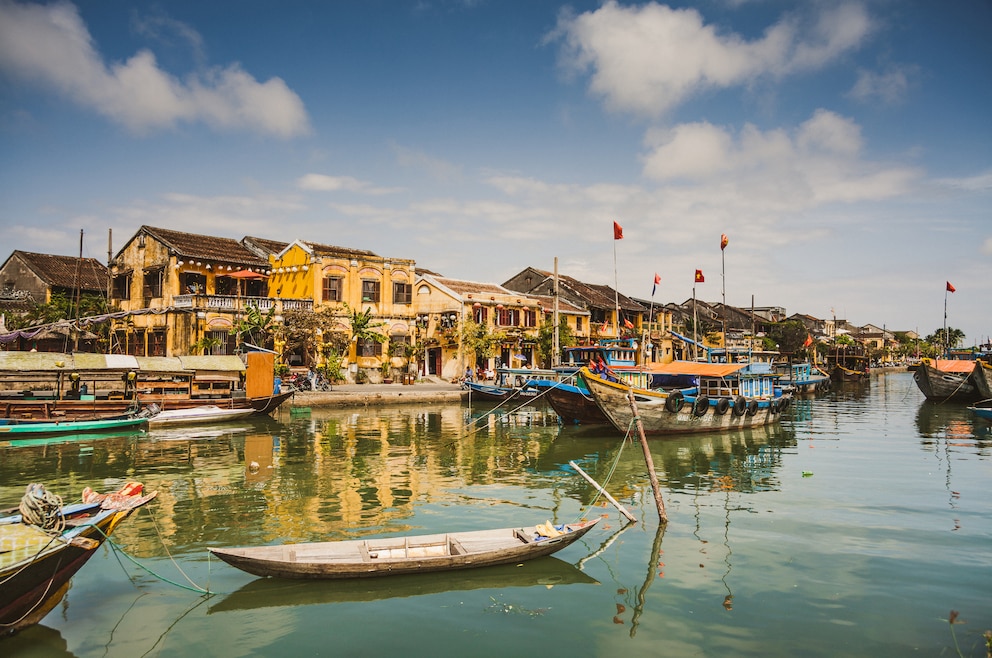 4. Hội An – die Stadt liegt an der Küste im Zentrum und ist wegen ihrer Altstadt und Vielzahl an Kanälen beliebt 