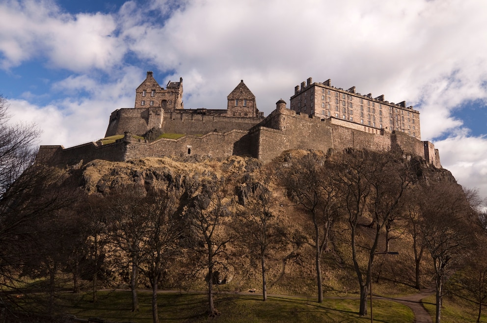 6. Edinburgh Castle – die Burg gilt als eine der bedeutendsten Sehenswürdigkeiten Schottlands und steht im Zentrum Edinburghs auf dem Castle Rock