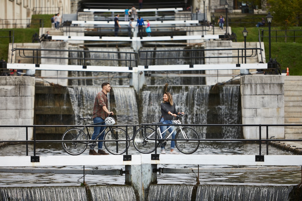 Mit dem Fahrrad kommt man in Ottawa überall hin, sogar zu den Staustufen des Rideau Canal.
