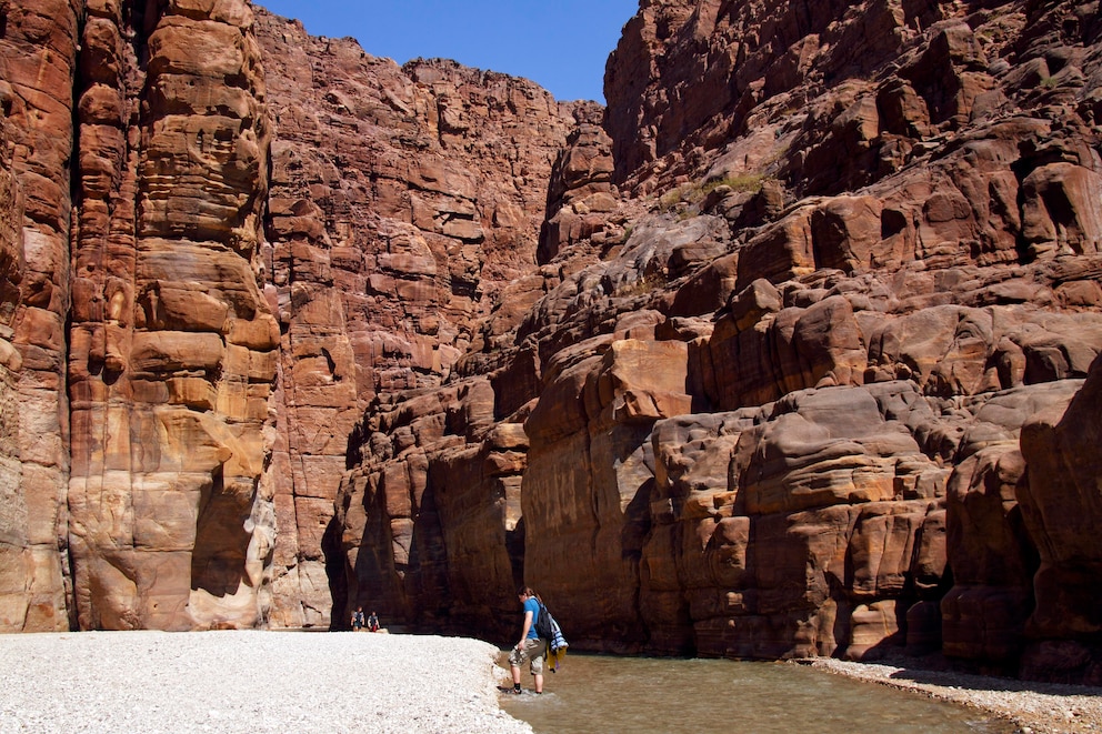 Durch das Naturschutzgebiet ziehen sich viele Wanderwege, bei einigen führt der Weg auch durch das Flussbett