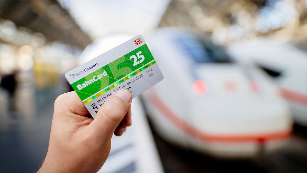 Für wen lohnt sich eigentlich welche Bahncard? TRAVELBOOK hat einige Beispiele ausgerechnet.