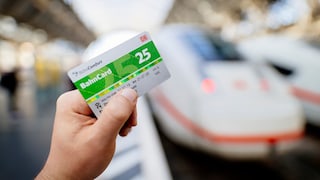 Für wen lohnt sich eigentlich welche Bahncard? TRAVELBOOK hat einige Beispiele ausgerechnet.