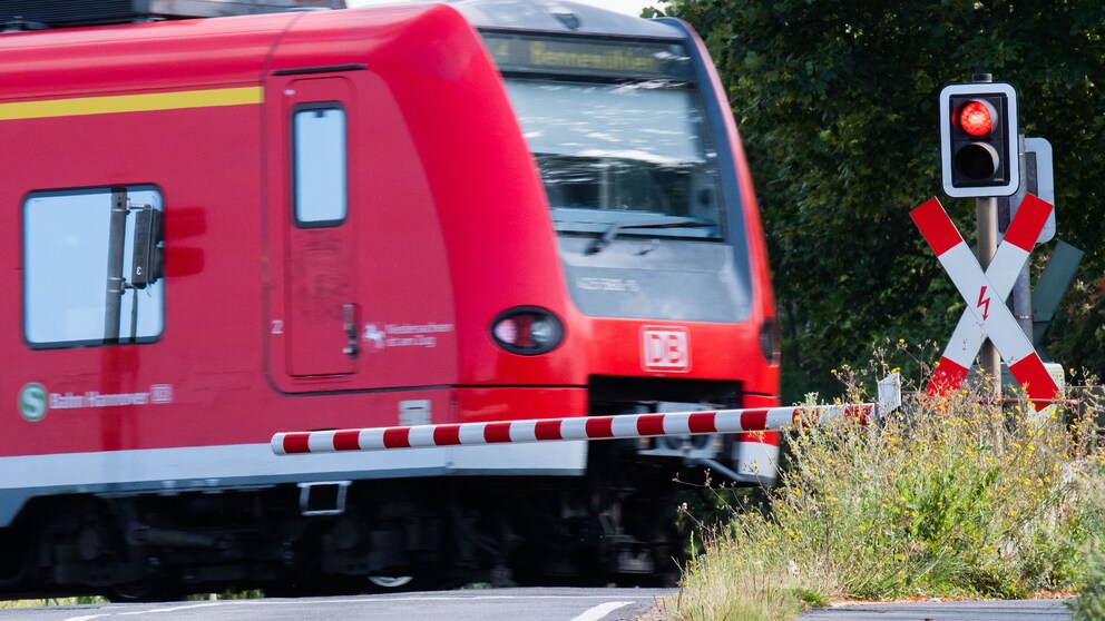 Bahn Personen im Gleis