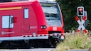 Bahn Personen im Gleis