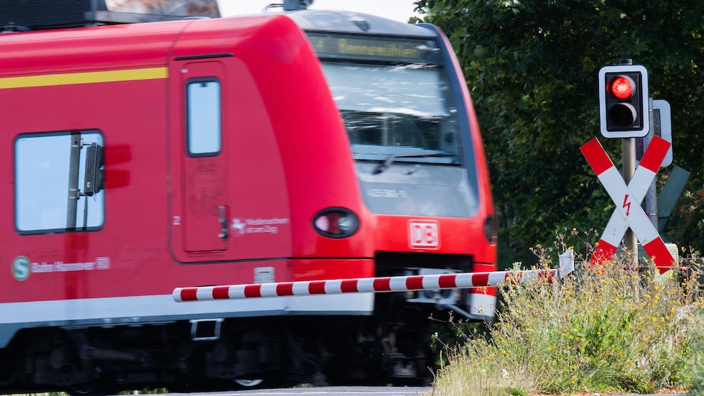 Bahn Personen im Gleis