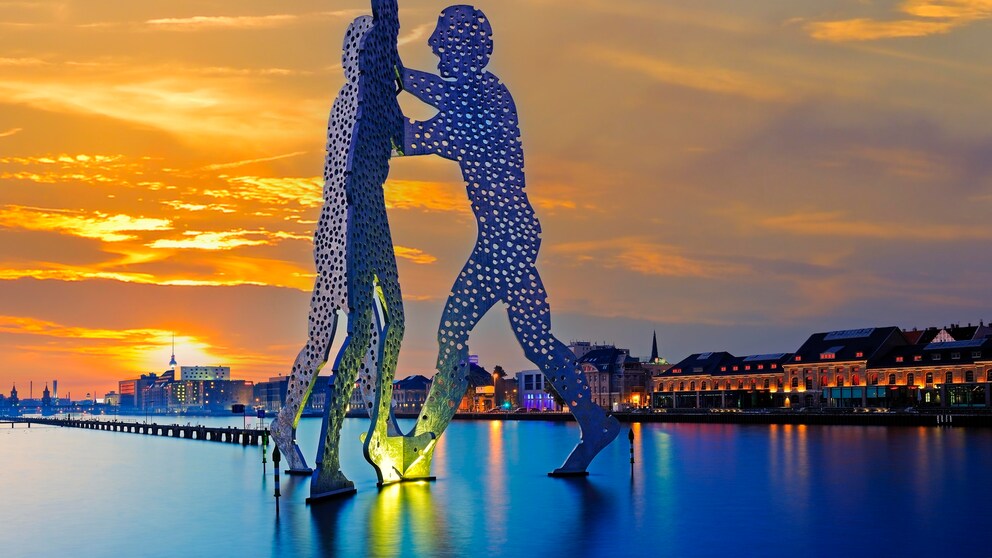 TRAVELBOOK verrät, welche Bedeutung hinter dem Molecule Man auf der Berliner Spree steckt