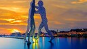 TRAVELBOOK verrät, welche Bedeutung hinter dem Molecule Man auf der Berliner Spree steckt