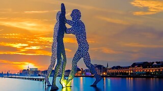 TRAVELBOOK verrät, welche Bedeutung hinter dem Molecule Man auf der Berliner Spree steckt