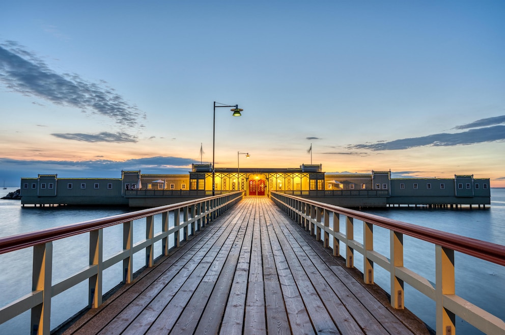 5. Sauna und Seebad im Malmö’s Kallbadhus mit Panoramablick erleben (im Bild:
Die Seebrücke und das Ribersborg-Kallbadhus)