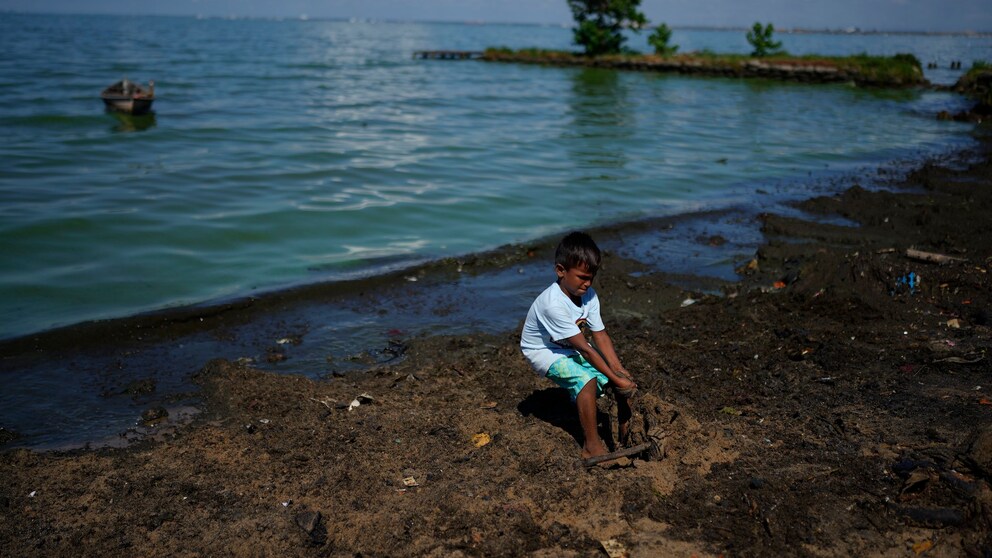 Ein Junge zerrt im Rahmen einer Reinigungskampagne am Ufer des Maracaibo-Sees an einem Stück Müll. Die Verschmutzung des Sees, eines der größten Lateinamerikas, ist nach Ansicht von Umweltschützern das Ergebnis jahrzehntelanger exzessiver Ölförderung auf seinem Grund, unzureichender Wartung und fehlender Investitionen zur Verbesserung einer bereits veralteten Infrastruktur.