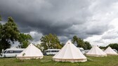 Zelte unter einem sich zusammenbrauenden Unwetter