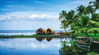 Kerala ist nicht nur wegen seiner Lage am Meer und seiner vielen Flüssen beliebt, sondern vor allem wegen seiner Vielfalt an besonderen Wellnes-Angeboten
