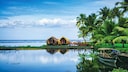 Kerala ist nicht nur wegen seiner Lage am Meer und seiner vielen Flüssen beliebt, sondern vor allem wegen seiner Vielfalt an besonderen Wellnes-Angeboten