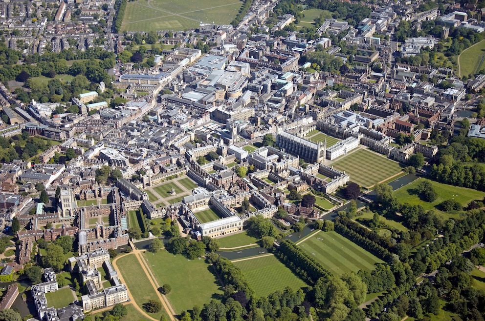 1. University of Cambridge – die Universität wurde im Jahr 1209 gegründet und bildet das Herzstück der gleichnamigen englischen Stadt (im Bild: Fluss Cam und die Colleges St John's, Trinity, Clare, King's, Queens, Corpus Christi, Pembroke, Peterhouse, Sidney Sussex und Christ's Emmanuel)