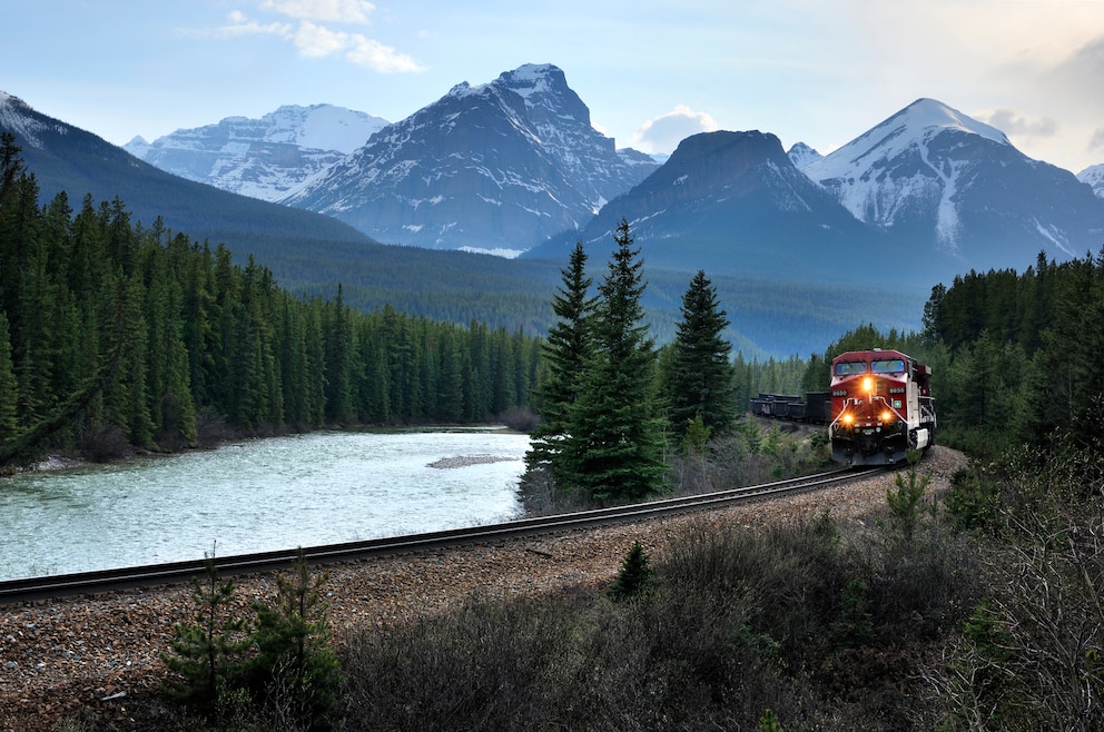 2. … oder das Land aus dem Zug heraus entdecken und so entspannt durch beeindruckende Natur fahren (im Bild: Bow Range, Banff-Nationalpark)