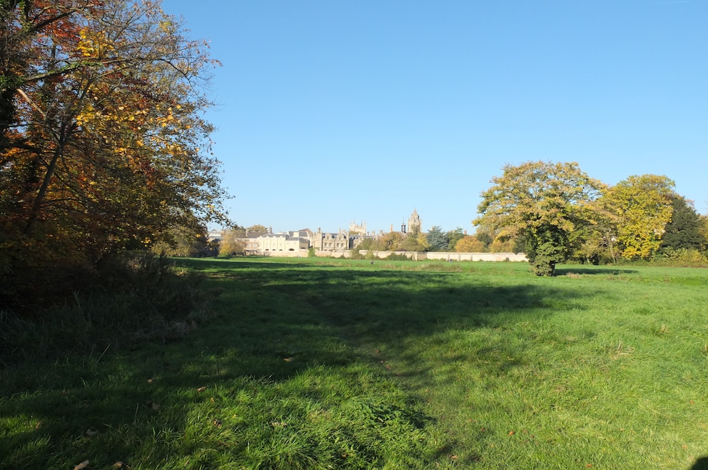 11. The Backs – der Park verläuft hinter den Colleges King's, Trinity und St. John's und besteht aus Grünflächen und dem Fluss Cam