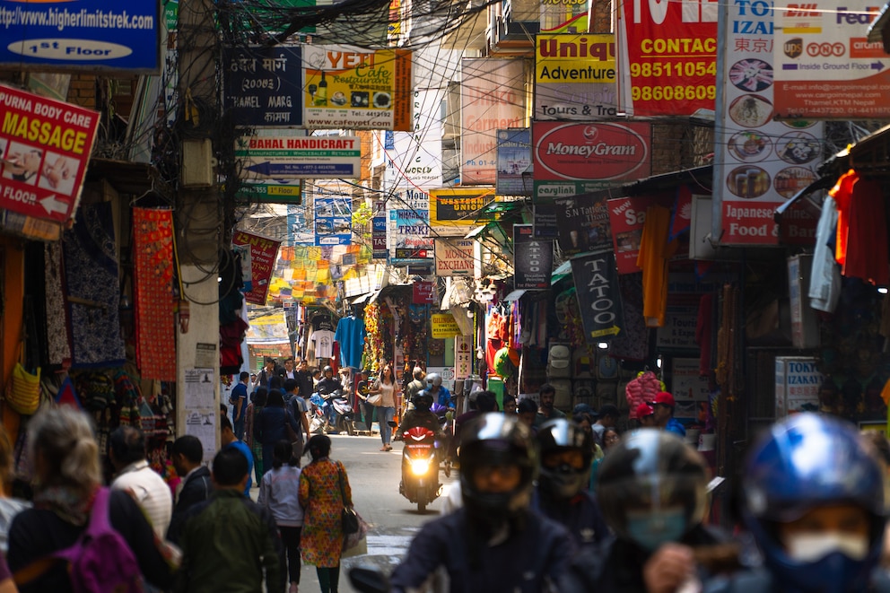 8. Zeit in Kathmandu einplanen und durch die engen Gassen und bunten Straßen laufen