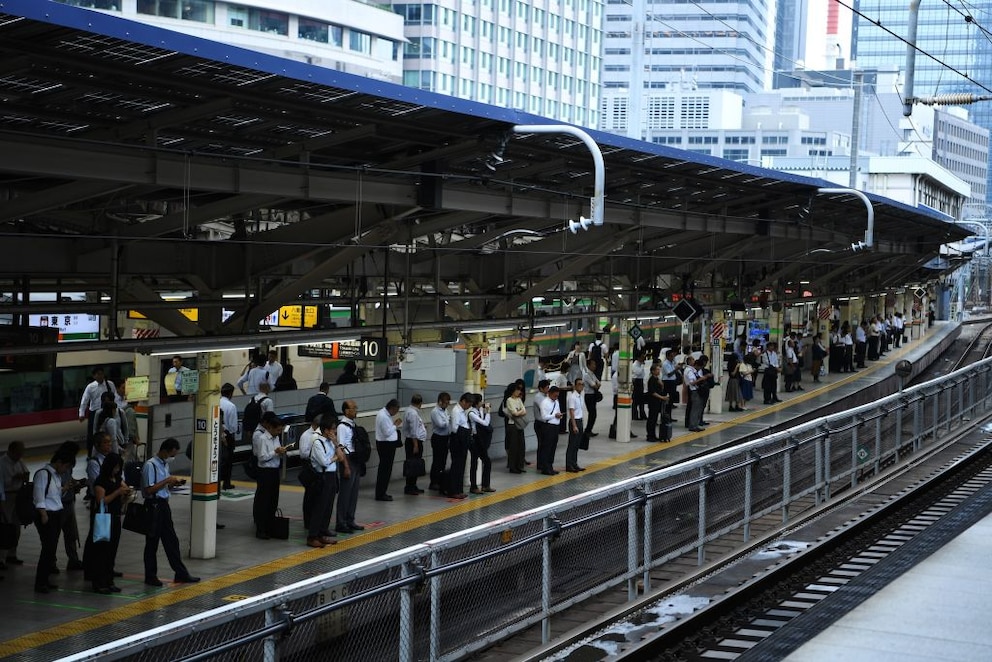 Warteschlangen wurden während der Japan-Reise eigenständig gebilder