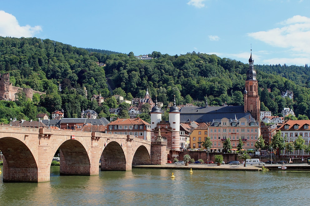  Touristenmagnet: Über dem Neckar thront die Schlossruine in Heidelberg. Die baden-württembergische Studentenstadt liegt am westlichen Ende der Burgenstraße.