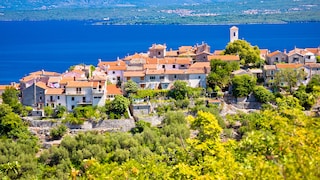 Cres ist neben Krk die größte Insel in Kroatien. Sie punktet mit schönen Buchten und sattgrüner Natur