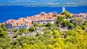 Cres ist neben Krk die größte Insel in Kroatien. Sie punktet mit schönen Buchten und sattgrüner Natur