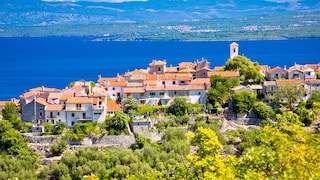 Cres ist neben Krk die größte Insel in Kroatien. Sie punktet mit schönen Buchten und sattgrüner Natur