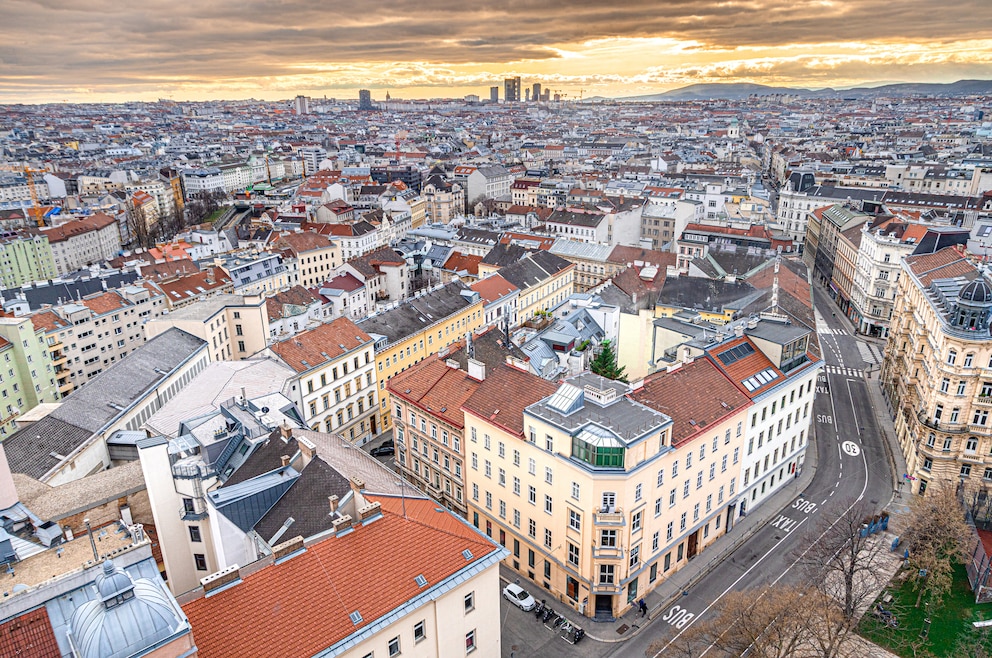 1. Wien – die österreichische Hauptstadt liegt im Osten des Landes und ist besonders wegen ihres künstlerischen und intellektuellen Erbes, ebenso wie ihrer kaiserlichen Paläste  weltberühmt