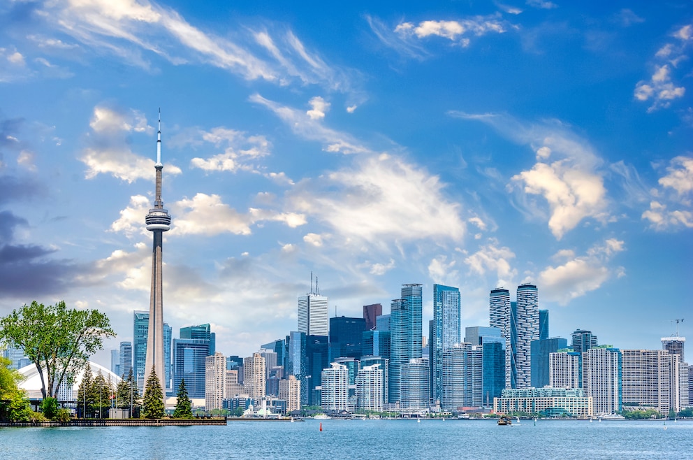 1. Toronto – die größte Stadt Kanadas ist die Hauptstadt der Provinz Ontario. Sie liegt am Nordwestufer des Lake Ontario im Südosten des Landes, unweit der Grenze zu den USA