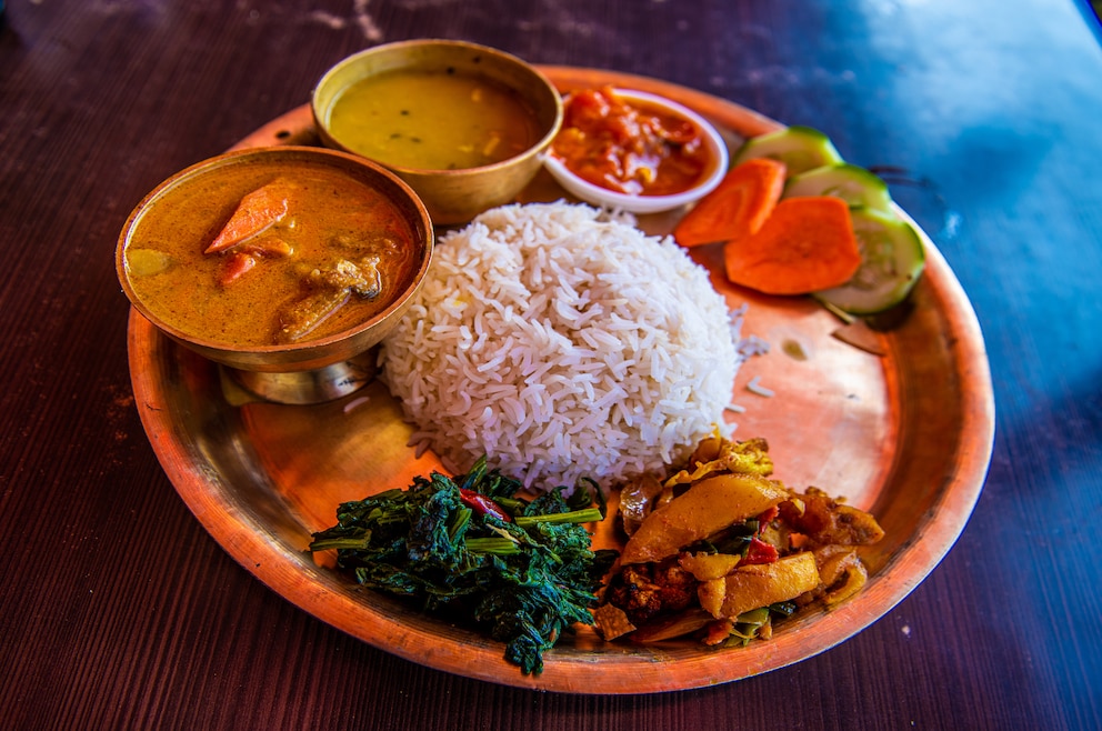 3. Streetfood und klassisch nepalesische Speisen in lokalen Restaurants in Kathmandu probieren – Vorsicht: scharf!