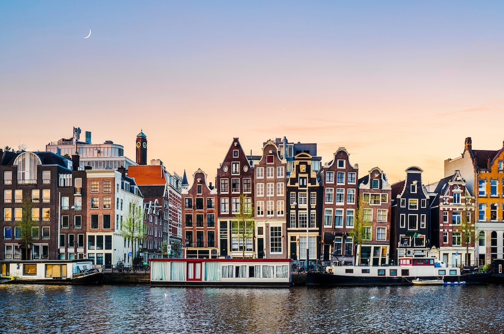 1. Amsterdam – die Hauptstadt der Niederlande liegt im Nordwesten des Landes und ist unter anderem wegen ihrer Grachten, hübschen Architektur und kulturellen Vielfalt beliebt