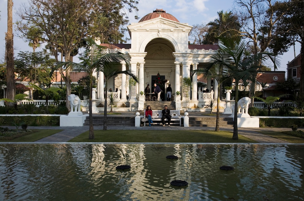 7. Garten der Träume – der 6.895 m² große, neoklassizistische Garten in Kathmandu wird auch „Garten der sechs Jahreszeiten“ genannt, zu ihm gehören unter anderem drei Pavillons, ein Amphitheater, Teiche, Pergolen und Urnen