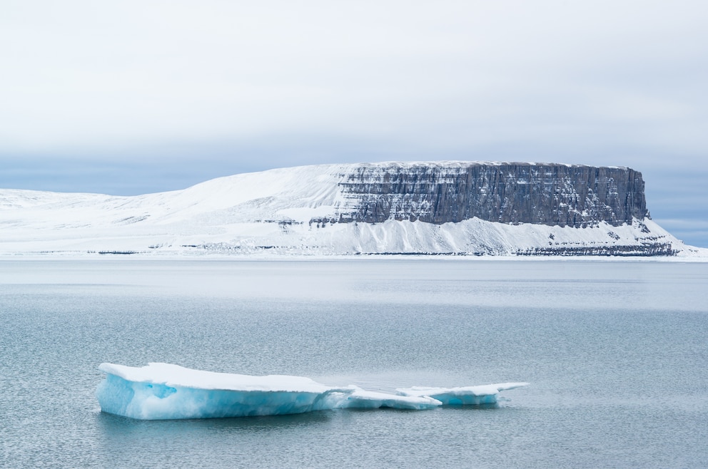 9. Mit dem Boot durch die Nordwestpassage fahren und die eisige Landschaft aus Gletschern, Fjorden und Eisbergen entdecken