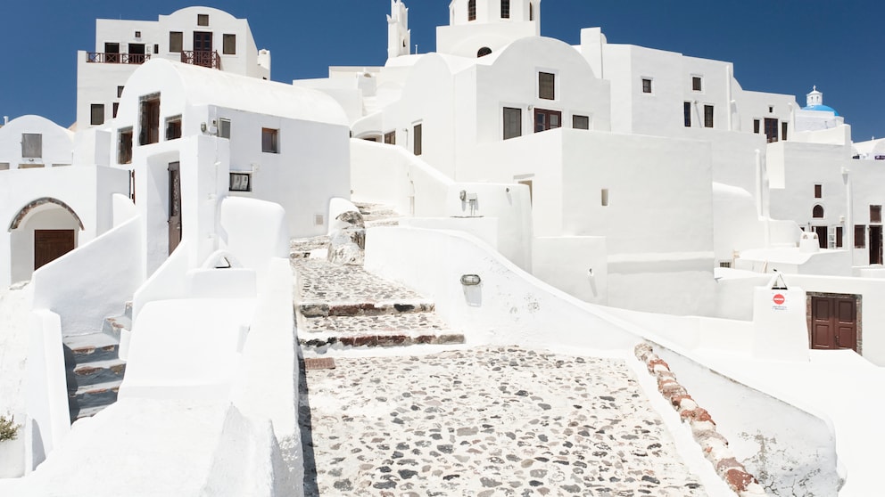 Die typisch weiß-blaue Architektur auf der Insel Santorini