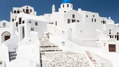 Die typisch weiß-blaue Architektur auf der Insel Santorini