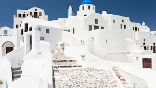 Die typisch weiß-blaue Architektur auf der Insel Santorini