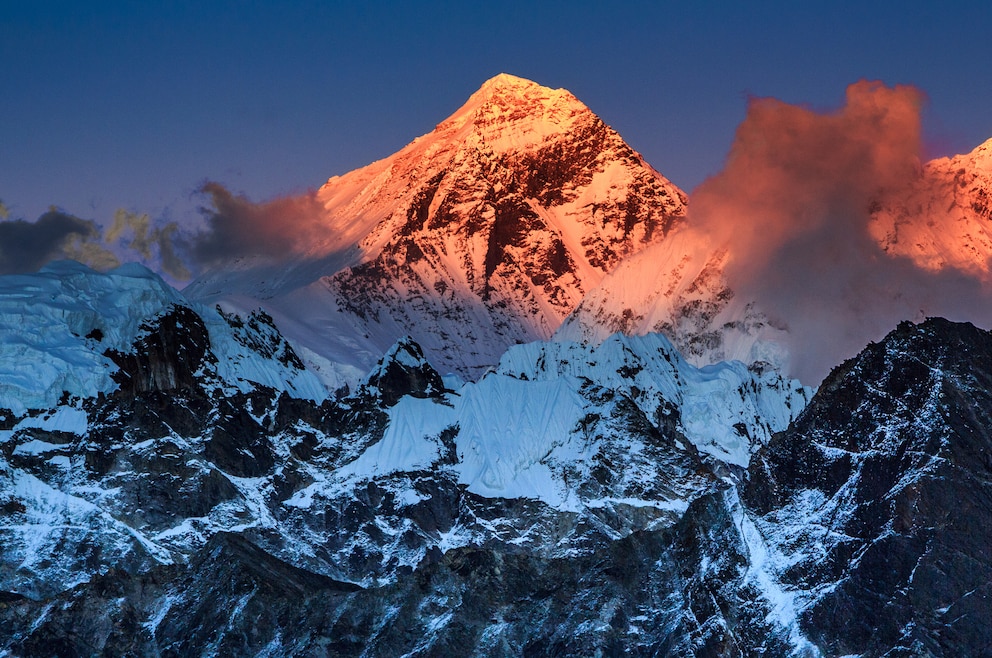 6. Mount Everest – der Berg im Himalaya-Gebirge ist mit über 8.849 Metern Höhe der höchste Berg der Erde, er zählt zu den 14 Achttausendern und den Seven Summits