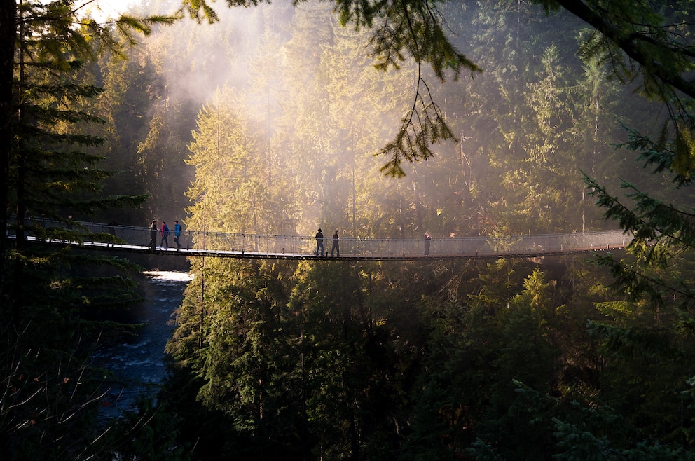 7. Capilano Suspension Bridge – die frei schwingende Seilbrücke in North Vancouver verläuft in 70 Metern Höhe über dem Capilano River und ist 136 Meter lang