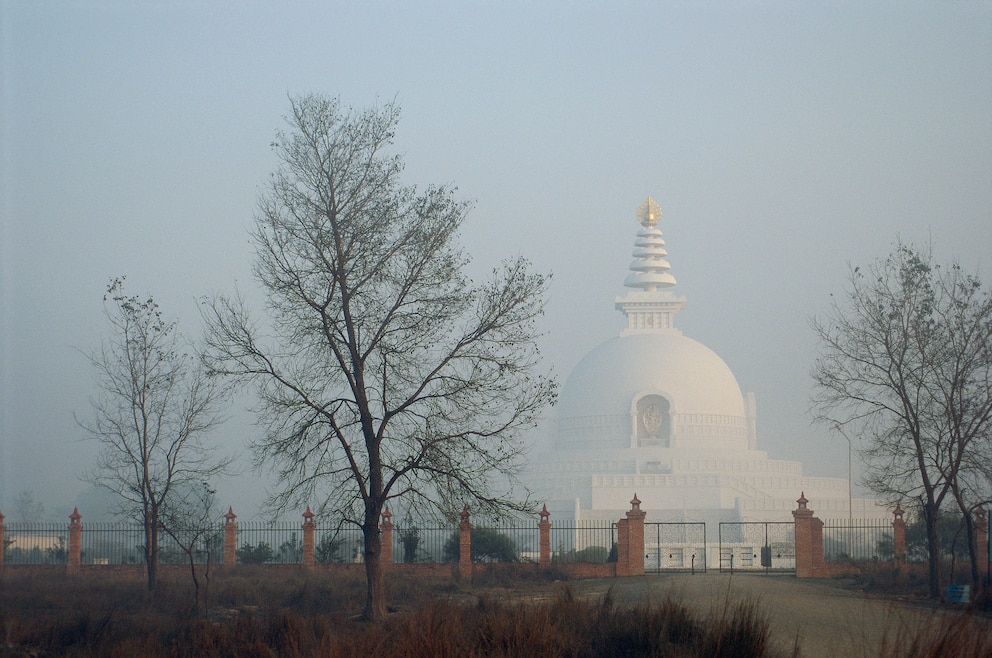 3. Lumbini – der Geburtsort Siddhartha Gautamas (Buddha) liegt nahe der indisch-nepalesischen Grenze (im Bild: die World Peace Pagoda in Lumbini)