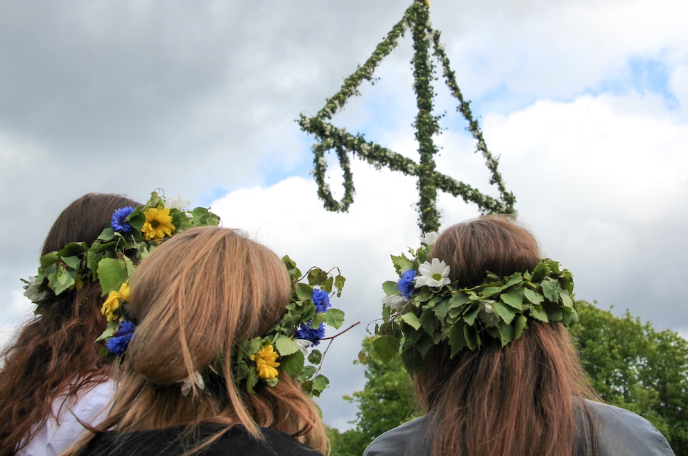 7. Das traditionelle Midsommar-Fest mit den Schweden zur Sommersonnenwende zelebrieren