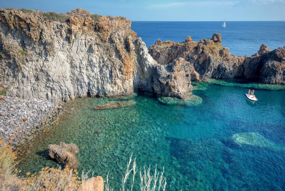 Auch Panarea lockt mit kristallklarem Wasser und traumhaften Buchten