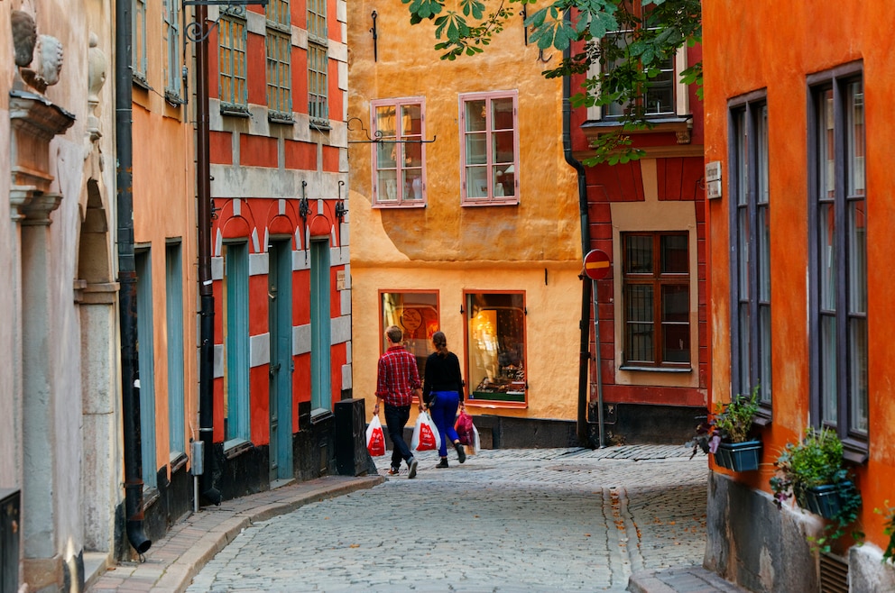 1. Stockholm kennen und lieben lernen (im Bild: Tyska Brinken, eine Straße in Gamla Stan in Stockholm)
