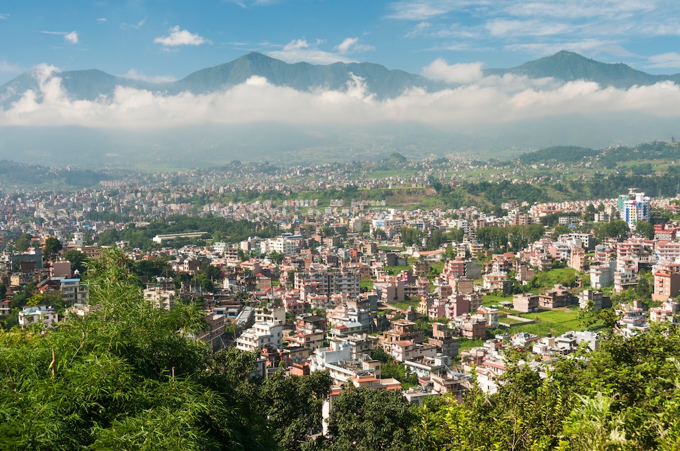 1. Kathmandu – Nepals Hauptstadt liegt in einem Tal des Himalaya-Gebirges und bietet (bei klarer Sicht) Blick auf den Mount Everest