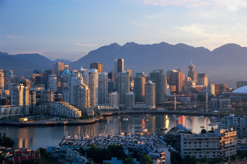 2. Vancouver – die Stadt an der Westküste des Landes ist eine der am dichtesten besiedelten und ethnisch vielfältigsten Kanadas. Sie ist unter anderem bekannt für ihren Seehafen, als Filmkulisse und für ihre reiche Kunst- und Kulturszene